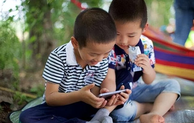 实际操体会而数字产品带来的高频闪耀画面碎片化信息流